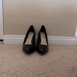 Jessica Simpson black patent leather pumps